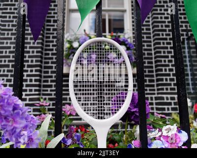 Londres, Grand Londres, Angleterre, 30 juin 2022 : 27 Restaurant et bar avec un extérieur sur le thème de Wimbledon pendant les championnats de tennis de Wimbledon. Banque D'Images