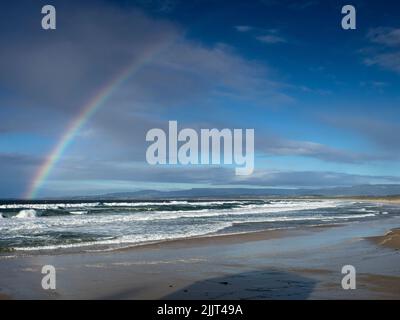 Arc-en-ciel partiel et soleil d'hiver sur la plage de surf de Port Kembla Banque D'Images