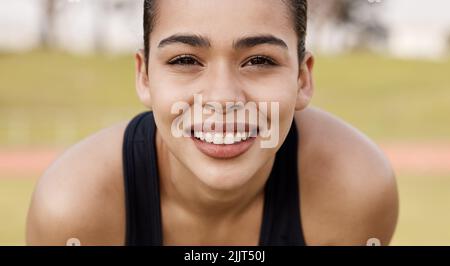 Il est temps de brûler quelques calories. Une jeune femme attrayante se prépare à jouer du sport à l'extérieur. Banque D'Images