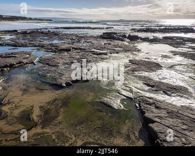 Lever de soleil en hiver au-dessus de la mer de Tasman à Fishermans Rocks Port Kembla Banque D'Images