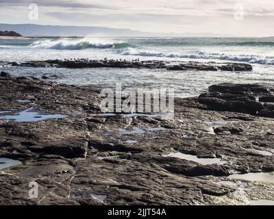 Soleil matinal d'hiver sur la mer de Tasman à Fishermans Rocks Port Kembla Banque D'Images