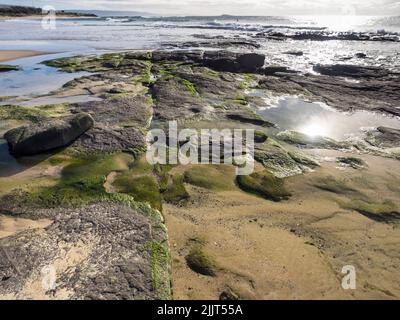 Lever de soleil en hiver au-dessus de la mer de Tasman à Fishermans Rocks Port Kembla Banque D'Images