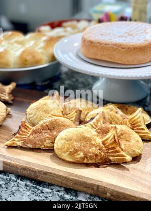 Une photo verticale d'un dessert japonais sur une table en bois Banque D'Images