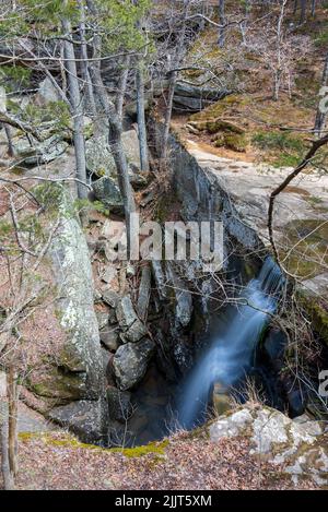 Un cliché vertical des chutes de la charge dans la forêt nationale de Shawnee, Illinois, États-Unis Banque D'Images