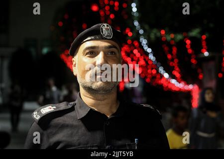 Gaza, bande de Gaza, Palestine. 26th juillet 2022. Gaza, Palestine. 26-27 juillet 2022. Des membres de la police palestinienne et des équipes de défense civile lors d'une cérémonie de remise des diplômes pour les étudiants du Collège universitaire des sciences appliquées de la ville de Gaza. Les membres de la famille des étudiants ont également assisté à la cérémonie du diplôme. Le Collège universitaire des sciences appliquées de Gaza offre des diplômes dans divers domaines d'études tels que l'ingénierie, la santé, la technologie, l'administration, l'éducation et les humanités (Credit image: © Ahmad Hasaballah/IMAGESLIVE via ZUMA Press Wire) Banque D'Images