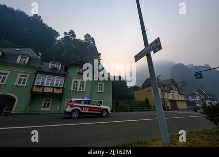 Schmilka, Allemagne. 28th juillet 2022. Les nuages de fumée des feux de forêt traversent le village de Schmilka dans le parc national de la Suisse saxonne. La situation dans le feu de forêt dans le parc national tchèque Bohemian Suisse est stable, mais reste tendue Credit: Robert Michael/dpa/Alamy Live News Banque D'Images