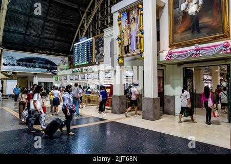 Bangkok, Thaïlande. 28th juillet 2022. Les gens achètent des billets et marchent jusqu'à la plate-forme du train à la gare de Hua Lamphong (gare de Bangkok). Les fans royaux et les passionnés de train se rassemblent sur la plate-forme en direction du nord à la gare de Hua Lamphong à Bangkok pour une excursion en train à vapeur commémorative à Ayutthaya (l'ancienne capitale de Siam) à l'occasion de l'anniversaire de 70th du roi Vajiralongkorn à 28 juillet 2022. Les locomotives à vapeur de la Seconde Guerre mondiale ont été restaurées pour une utilisation commémorative limitée pour le tourisme. Crédit : SOPA Images Limited/Alamy Live News Banque D'Images