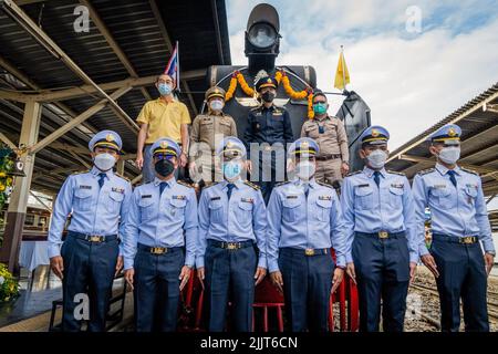 SRT (State Railway of Thailand) le personnel et les conducteurs de train posent pour une photo devant un train à vapeur de l'époque de la Seconde Guerre mondiale avant qu'il ne fasse le voyage de Bangkok à Ayutthaya. Les fans royaux et les passionnés de train se rassemblent sur la plate-forme en direction du nord à la gare de Hua Lamphong à Bangkok pour une excursion en train à vapeur commémorative à Ayutthaya (l'ancienne capitale de Siam) à l'occasion de l'anniversaire de 70th du roi Vajiralongkorn à 28 juillet 2022. Les locomotives à vapeur de la Seconde Guerre mondiale ont été restaurées pour une utilisation commémorative limitée pour le tourisme. Banque D'Images