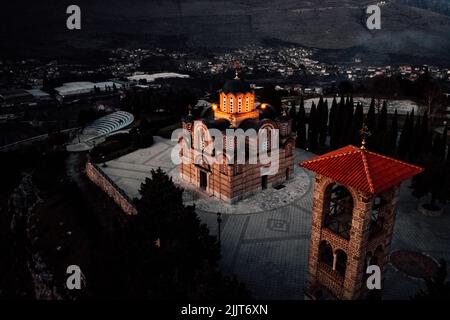 La vue aérienne de l'église de l'Annonciation de la Sainte Vierge 'Hercegovachka Gracanitsa' à Trebinje - Bosnie-Herzégovine Banque D'Images