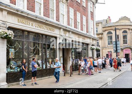 Betty's célèbre café et salons de thé à St Helens Square, York centre-ville, avec des gens qui font la queue pour une table, Angleterre été 2022 Banque D'Images