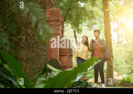 Couple vietnamien de touristes prenant des photos des ruines antiques Banque D'Images