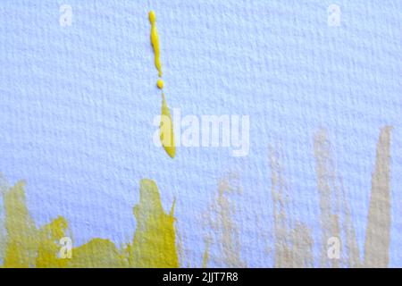 Texture de page aquarelle avec peinture jaune et goutte de peinture Banque D'Images