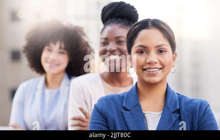 Weve a réussi en travaillant ensemble. Un groupe diversifié de femmes d'affaires debout ensemble sur le balcon à l'extérieur. Banque D'Images