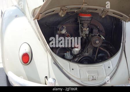 Lublin, Pologne. 23 juillet 2022. Voiture allemande rouge classique volkswagen scarabée Banque D'Images