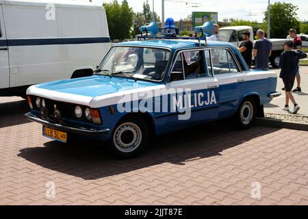 Lunlin, Pologne. 24 juillet 2022. Voiture polonaise classique Fiat 125p - véhicule communiste bleu 'milicja' (police) Banque D'Images