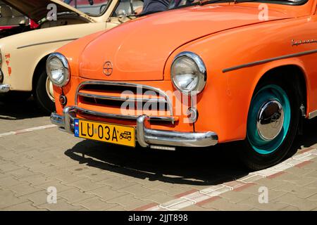 Lublin, Pologne. 24 juillet 2022. Voiture polonaise classique Syrena en orange vif Banque D'Images