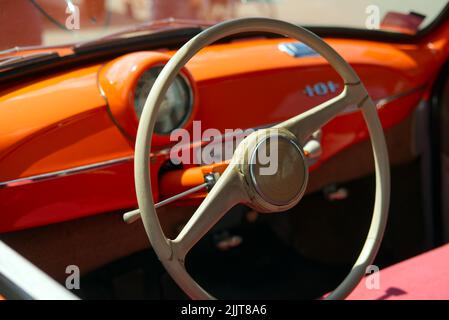 Lublin, Pologne. 24 juillet 2022. Voiture polonaise classique Syrena en orange vif Banque D'Images