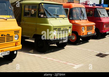 Lublin, Pologne. 24 juillet 2022. Vieux minibus polonais (Zuk) garés au salon de l'automobile oldtimer Banque D'Images