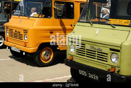 Lublin, Pologne. 24 juillet 2022. Vieux minibus polonais (Zuk) garés au salon de l'automobile oldtimer Banque D'Images