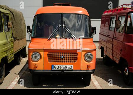 Lublin, Pologne, le 23 juillet 2022. Vieille fourgonnette polonaise ZSD orange vif Banque D'Images