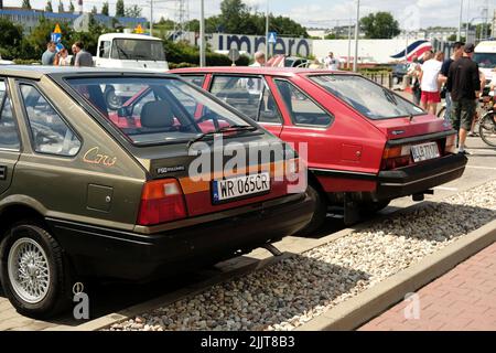 Lublin, Pologne. 24 juillet 2022. Deux générations de vieux polish voiture fso Polonez Banque D'Images