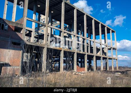 L'usine de viscose dévastée dans la ville de Loznica en Serbie Banque D'Images