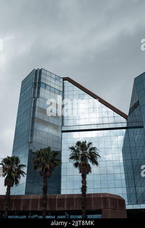 Vue sur un bâtiment moderne au milieu d'une ville en Afrique du Sud Banque D'Images