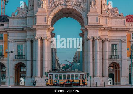 Une vue panoramique d'un tramway contre l'Arc de Triomphe sur la Rua Augusta à Lisbonne, Portugal Banque D'Images