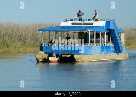 Personnes en croisière safari, aventure nature, parc de terres humides iSimangaliso, Sainte-Lucie, KwaZulu-Natal, Afrique du Sud, activités de plein air en groupe Banque D'Images