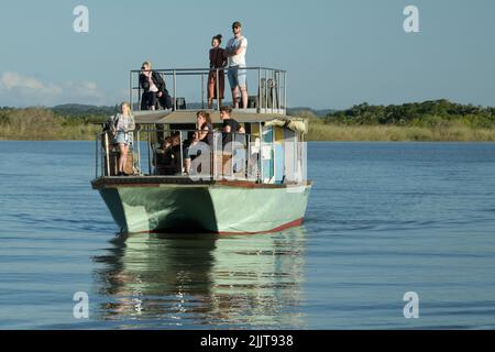 Personnes en croisière safari, aventure nature, parc de terres humides iSimangaliso, Sainte-Lucie, KwaZulu-Natal, Afrique du Sud, activités de plein air en groupe Banque D'Images