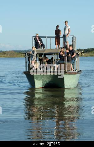 Personnes en croisière safari, aventure nature, parc de terres humides iSimangaliso, Sainte-Lucie, KwaZulu-Natal, Afrique du Sud, activités de plein air en groupe Banque D'Images