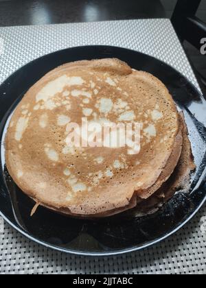 une grande fine crêpes sur une plaque dans la cuisine à la maison Banque D'Images