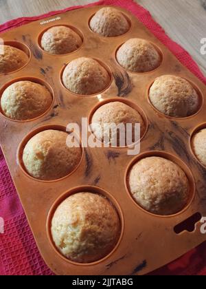 un moule en silicone pour petits gâteaux prêts sur la table de délicieuses friandises Banque D'Images