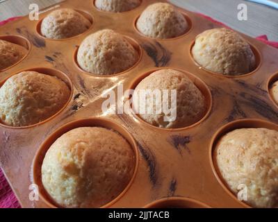 un moule en silicone pour petits gâteaux prêts sur la table de délicieuses friandises Banque D'Images