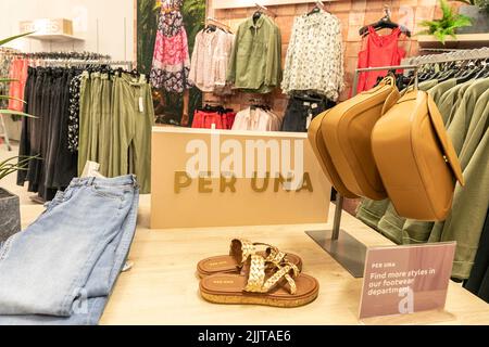 Per una – vêtements et accessoires pour femmes à vendre magasin Marks and Spencer à Bury Manchester, Angleterre, Royaume-Uni Banque D'Images