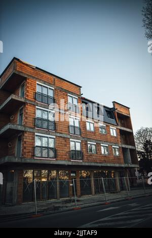 Une photo verticale d'un bâtiment inachevé en briques. Banque D'Images