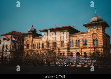 Le design extérieur de l'hôtel de ville du quartier de Brcko avec deux drapeaux devant en Bosnie-Herzégovine Banque D'Images