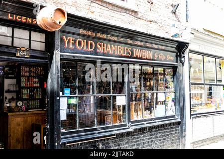 Ye Old Shambles taverne pub, dans les rues médiévales des Shambles de York, North Yorkshire, Angleterre, Royaume-Uni été 2022 Banque D'Images