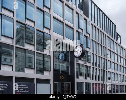 50 Eastbourne Terrace, nouveau bâtiment commercial à usage mixte, en face de la gare de Paddington, Londres, Royaume-Uni. Banque D'Images