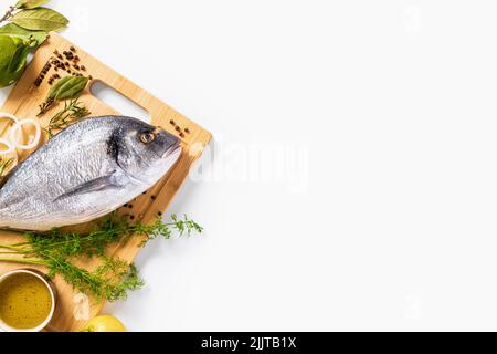Poisson frais de borabo avec des ingrédients pour cuisiner sur fond blanc vue du dessus espace de copie nourriture délicieuse et saine Banque D'Images