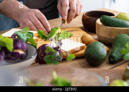 Les hommes cuisent le petit déjeuner végétarien à la maison cuisine cuisine cuisine cuisine saine et savoureuse Banque D'Images