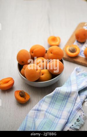 Gros plan de délicieux abricots mûrs frais sur une table en bois Banque D'Images