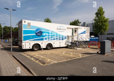 Un scanner d'imagerie par résonance magnétique (IRM) mobile en santé à l'extérieur de l'hôpital Queen Mary's, Roehampton, Londres, Angleterre, Royaume-Uni Banque D'Images