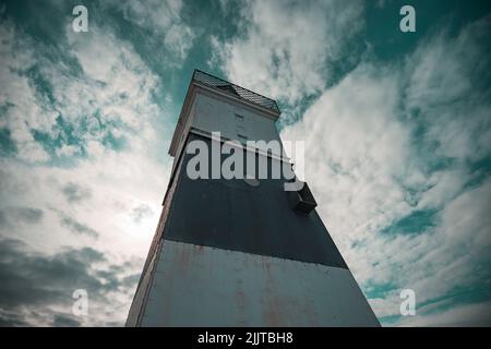 Une photo en petit angle de l'ancien phare d'Erie sous un ciel nuageux et spectaculaire Banque D'Images