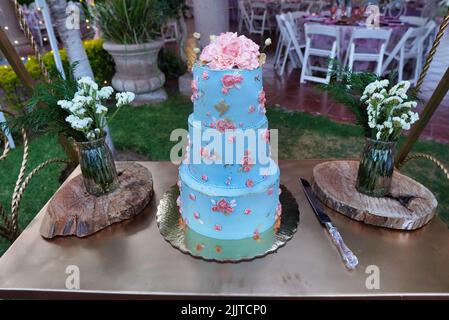 Un gros plan de beau gâteau sur la table de mariage Banque D'Images