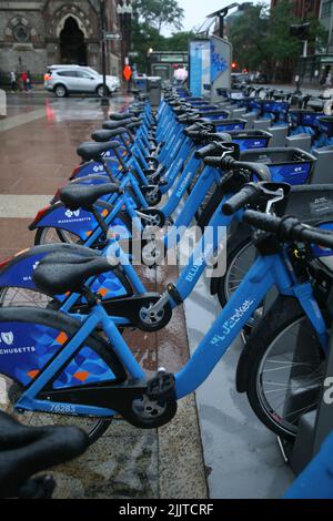 Une photo verticale d'une ligne de vélos bleus garés à Boston, Massachusetts Banque D'Images