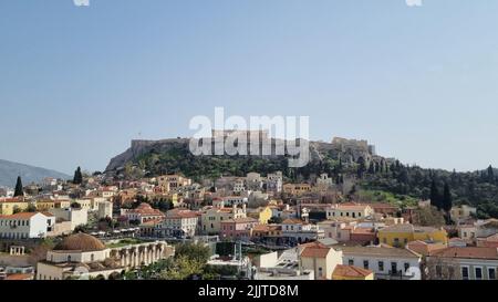 La vue d'ensemble de l'ancienne ville d'Athènes avec l'Acropole sur la montagne au loin Banque D'Images