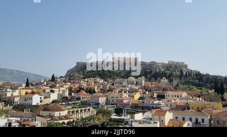 La vue d'ensemble de l'ancienne ville d'Athènes avec l'Acropole sur la montagne au loin Banque D'Images