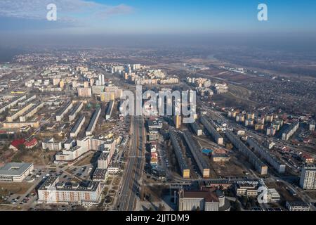 Vue aérienne à grand angle de Stalowa Wola, capitale du comté de Stalowa Wola, dans la voïvodeship subcarpathe de Pologne, vue avec l'avenue Jean-Paul II Banque D'Images