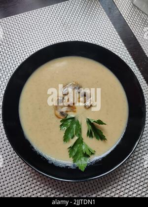 une purée de champignons maison sur la table Banque D'Images